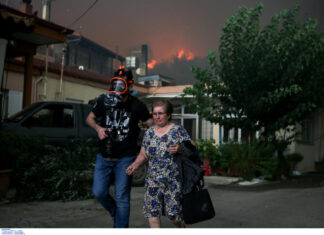 Συγκλονιστικές εικόνες. Η στιγμή της εκκένωσης φλεγόμενων οικισμών στην Εύβοια