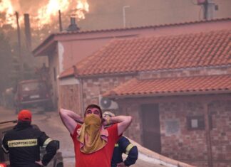 Φωτιά στην Εύβοια: Μέσα στο χωριό Μακρυμάλλη οι φλόγες