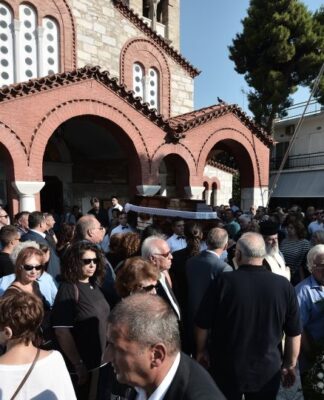 Είπαν το τελευταίο αντίο στον «ήρωα» ψαρά Κώστα Αρβανίτη (ΦΩΤΟ)