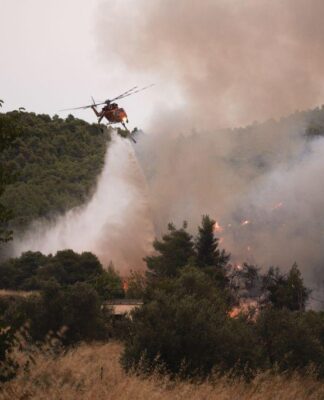 «Πύρινος» εφιάλτης στην Εύβοια – Ξεκίνησαν οι ρίψεις από τα εναέρια μέσα