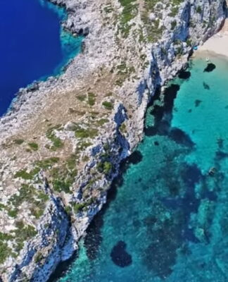 Το άγνωστο ελληνικό νησί σε σχήμα κροκόδειλου με το ναυάγιο και την εξωτική παραλία Πρώτη Μεσσηνίας