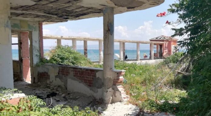 Εδώ γυρίστηκε το "Κάτι να καίει" – Ετοιμόρροπο σήμερα το θρυλικό αναψυκτήριο
