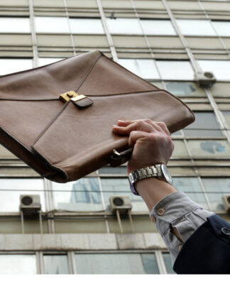 Βρήκε τσάντα με 320.000 ευρώ σε παγκάκι και την επέστρεψε στον ιδιοκτήτη του.