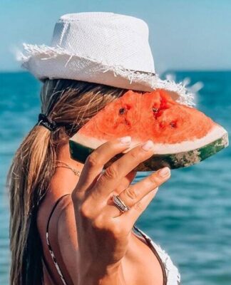 Πόζαρε με το καρπούζι κι «έριξε» το Instagram (photos)