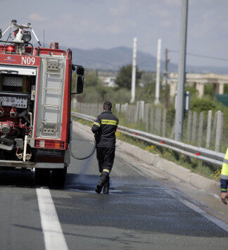 Χάος στην Αθηνών – Κορίνθου – ΙΧ στις φλόγες