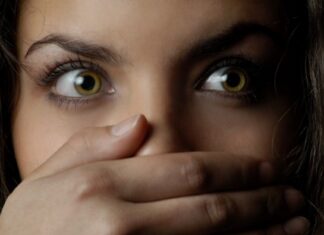 Κρήτη: Απόπειρα βιασμού κατήγγειλε 21χρονη, ενώ έκανε βόλτα στην παραλία