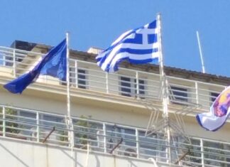 ΔΗΜΑΡΧΕΙΟ ΠΕΙΡΑΙΑ: Άλλαξαν τη σχισμένη ελληνική σημαία μετά την παρέμβαση του Piraeus Press