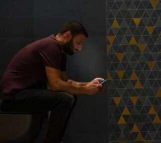 Όχι κινητό στην τουαλέτα – Δείτε γιατί