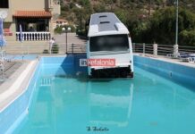Λεωφορείο έπεσε σε πισίνα στην Κεφαλονιά (ΦΩΤΟ)