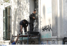 Τι βρήκε η ΕΛ.ΑΣ. στα κτίρια υπό κατάληψη που εκκενώθηκαν – "Σφράγισαν" την είσοδο