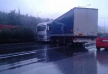 Θεσσαλονίκη: Χάος στην Περιφερειακή από νταλίκα που "δίπλωσε"