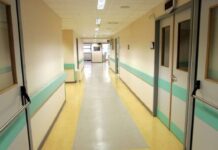 Στο νοσοκομείο Έλληνας ηθοποιός – Στο πλευρό του η σύζυγός του (Photos)