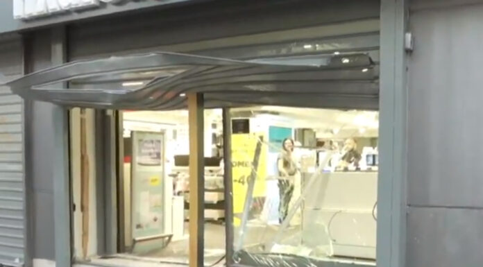 Περιστέρι: Άγνωστοι "μπούκαραν" με αυτοκίνητο σε κατάστημα πασίγνωστης αλυσίδας