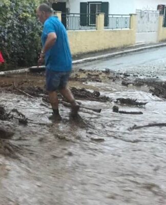 Κεφαλονιά: Πνίγεται στα λασπόνερα της κακοκαιρίας η Αγία Ευφημία – Μάχη για να σωθούν περιουσίες – video