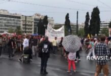 Ο τουρίστας που εντυπωσιάστηκε από την πορεία στο Σύνταγμα