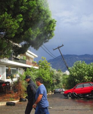 Καλαμάτα: Ζημιές και χάος από το χτύπημα ανεμοστρόβιλου – Σαρωτικοί άνεμοι παρέσυραν τα πάντα – video