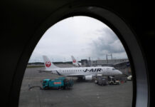 Διχάζει η Japan Airlines για την υπηρεσία που "προειδοποιεί" ότι ταξιδεύουν μωρά