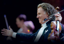 O Andre Rieu έπαιξε τον Ζορμπά στο Royal Albert Hall και έκανε τον κόσμο να χορεύει – βίντεο