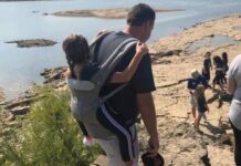 Ανάπηρη μαθήτρια δεν χάνει τις εκδρομές χάρη στον δάσκαλό της που τη μεταφέρει στην πλάτη του