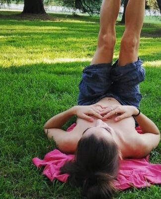 Πήγε βόλτα στο πάρκο και είπε να ξαπλώσει… topless! (photos)