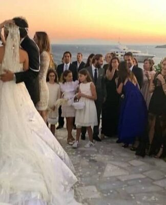Λαμπερός γάμος στη Μύκονο! Η άφιξη της νύφης και οι επώνυμοι καλεσμένοι! (photos)