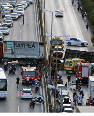 Τι λέει ο οδηγός της νταλίκας που «δίπλωσε» στο Δαφνί