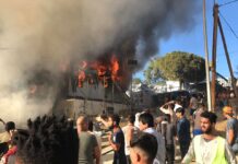 Φωτιά στη Μόρια: Τουλάχιστον ένας νεκρός, χάος και επεισόδια στον καταυλισμό