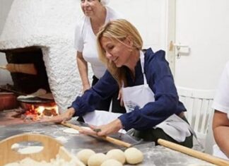 ΔΕΘ: Φόρεσε ποδιά και άνοιξε φύλλο η Μαρέβα Μητσοτάκη