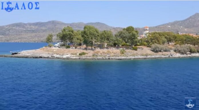 Το πλοίο άλλαξε πορεία για να αποδώσει τιμές στον Άγιο. video