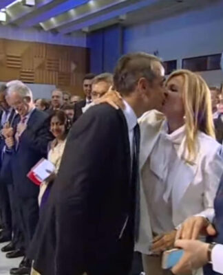 Μαρέβα Μητσοτάκη: Το φιλί του Κυριάκου και…όλα τα βλέμματα πάνω της