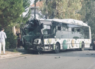 Σοβαρό τροχαίο λεωφορείου με ΙΧ στο Μενίδι – Ένας τραυματίας