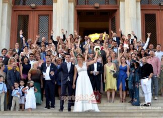 Σύρος: Η νύφη, ο γαμπρός και η μεγάλη έκπληξη – Στις φωτογραφίες δεν ήταν μόνο συγγενείς και φίλοι.