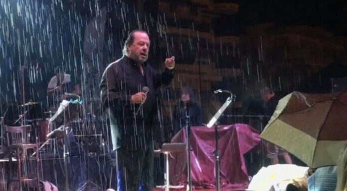 Γιάννης Πάριος: Διακόπηκε η συναυλία του- Η έντονη λογομαχία του με τον Δήμαρχο! Τι συνέβη; (Video)