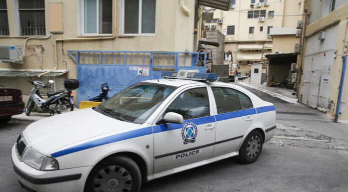 Παραδόθηκε ο δράστης του πυροβολισμού σε τουριστικό λεωφορείο έξω από το Κάραβελ