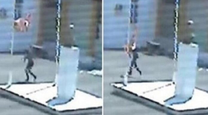 16χρονος Ελληνοκύπριος κατέβασε την τουρκική σημαία από σχολείο στα Κατεχόμενα.