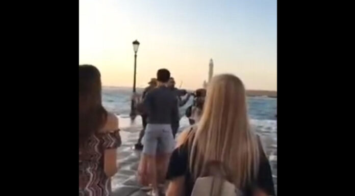 Χανιά: "Κόκαλο" οι περαστικοί στο Ενετικό Λιμάνι. Αυτό που αντίκρισαν δεν το περίμεναν