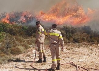 Ζάκυνθος: Η φωτιά κατευθύνεται και απειλεί το χωριό Κερί – Μάχη με το χρόνο από τους Πυροσβέστες – video