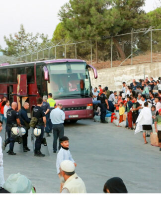Λέσβος: Σε εξέλιξη η επιχείρηση μετακίνησης 1.500 προσφύγων και μεταναστών – Νέες αφίξεις από τα τουρκικά παράλια.