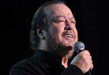 Γιάννης Πάριος: Aυτή είναι η ξανθιά αεροσυνοδός που του έκλεψε την καρδιά (ΒΙΝΤΕΟ)