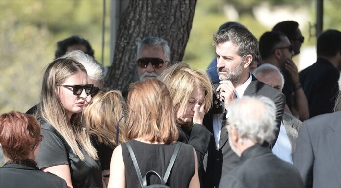 ΣΟΦΙΑ ΚΟΚΟΣΑΛΑΚΗ: Πλήθος κόσμου στην κηδεία της (ΦΩΤΟ)