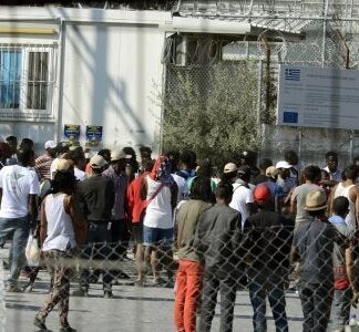 ΕΚΤΑΚΤΟ – Μετανάστες στη Μόρια απείλησαν κάτοικο με μαχαίρι – Η κατάσταση είναι δραματική!