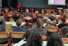 Μετανάστες εισέβαλαν σε σχολική γιορτή – Έβγαλαν μαχαίρια και κυνηγούσαν τα κορίτσια (ΒΙΝΤΕΟ)