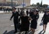 Ελένη Λουκά: Έκανε «ντου» στην παρέλαση – Την απομάκρυναν αστυνομικοί