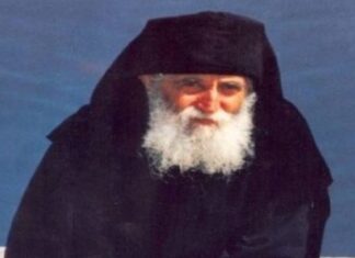 Άγιος Παΐσιος: «Όσο ψάλλεις αυτά τα δυο η Παναγία θα σε βοηθά»