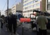 ΤΡΑΜ ΠΕΙΡΑΙΑ: Κόλλησε πάλι σε παράνομα σταθμευμένα αυτοκίνητα (ΦΩΤΟ)