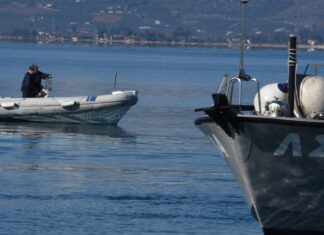 ΔΡΑΠΕΤΣΩΝΑ: Πτώση αυτοκινήτου στη θάλασσα – Αναζητείται η οδηγός – Βρέθηκε το όχημα σε 32 μέτρα βάθος