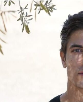 Δείτε τον Λάμπρο από τις Άγριες Μέλισσες με μακριά μαλλιά