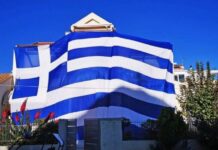 ΕΝΤΥΠΩΣΙΑΚΟ: Δείτε πόσα τετραγωνικά μέτρα είναι η σημαία που σκέπασε το σπίτι του! (ΦΩΤΟ)