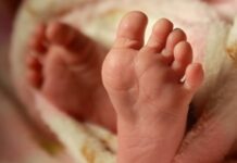 Πήγε να θάψει τη κόρη του και βρήκε ένα νεογέννητο κoρίτσι θαμμένο ζωντανό