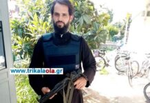 Ο παπάς – αστυνομικός που φυλάει σκοπιά με… όπλο στα Τρίκαλα.